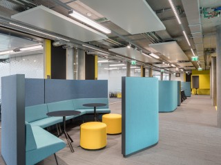 奧地利數位軟件企業 色彩分層創意辦公室設計