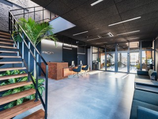 剛柔輝映現代輕工業風 波蘭家具公司辦公室設計