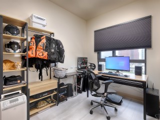 以暖木淺灰黑鐵 築起輕工業小宅