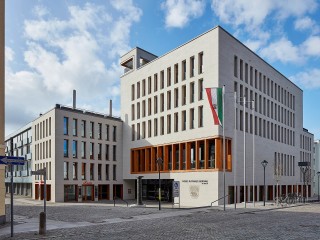 簡約實用輕工業風 環抱新市政廳設計